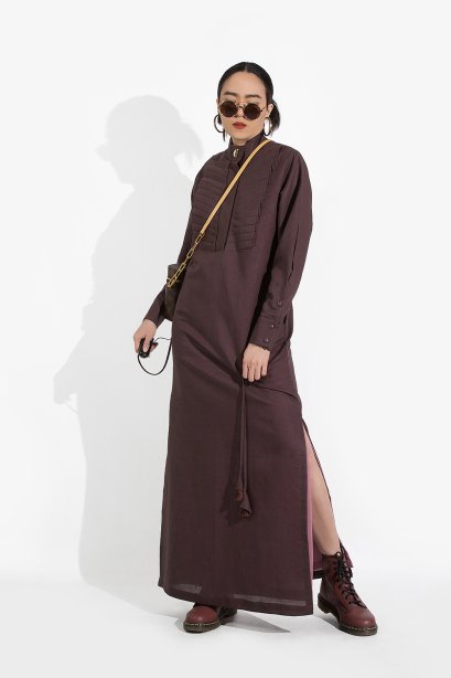 BROWN SUGAR LINEN with VINTAGE PEARL BUTTONS MAXI DRESS - ชุดแม็กซี่เดรสลินิน สีกะปิน้ำตาล ตกแต่งกระดุมมุกวินเทจกรอบทอง งานดีไซน์พรีเมียม