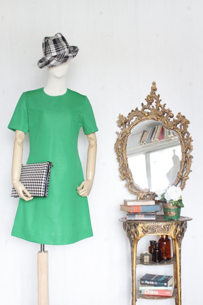 เดรสวินเทจ ทรงเอ ผ้ายืด สีเขียวสด สไตล์สปอร์ต