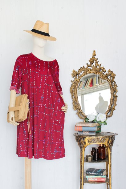 เดรสวินเทจ ผ้ายืด สีแดงเข้ม พิมพ์ลายวินเทจ ทรงโคร่ง