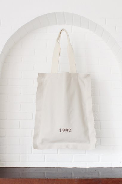 สตรีทแฟชั่น กระเป๋าผ้า เดนิม ปักโลโก้ 1992 สีเบจอ่อน
