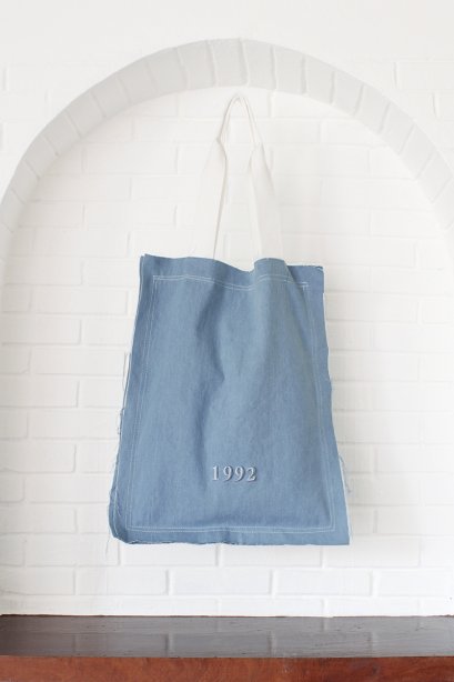 สตรีทแฟชั่น กระเป๋าผ้า เดนิม ปักโลโก้ 1992 สีฟ้าอ่อน