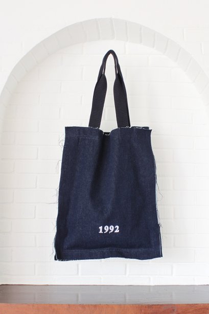 สตรีทแฟชั่น กระเป๋าผ้า เดนิม ปักโลโก้ 1992 สีน้ำเงินเข้ม