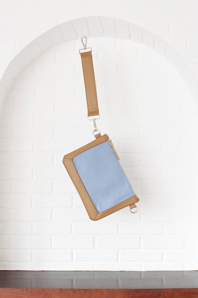 สตรีทแฟชั่น กระเป๋า คลัชท์ ตัดต่อหนัง และ ผ้าแคนวาส สีฟ้า-เบจ