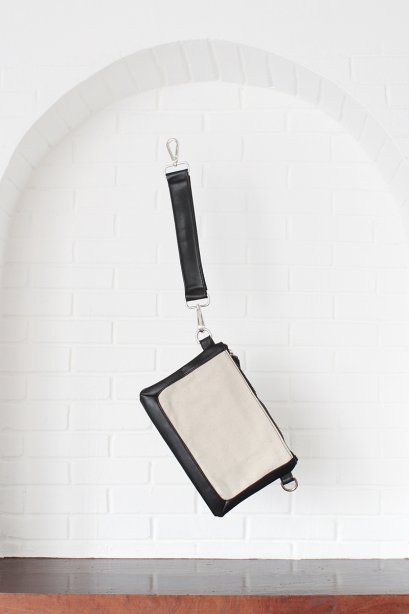 สตรีทแฟชั่น กระเป๋า คลัชท์ ตัดต่อหนัง และ ผ้าแคนวาส สีขาว-ดำ