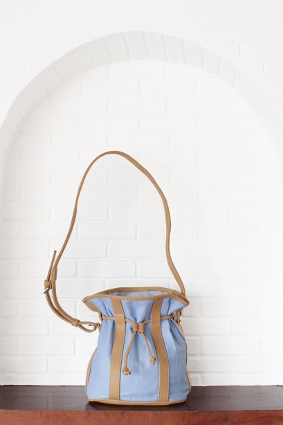 สตรีทแฟชั่น กระเป๋าสะพาย ทรงขนมจีบ ตัดต่อหนัง และ ผ้าแคนวาส สีฟ้า-เบจ