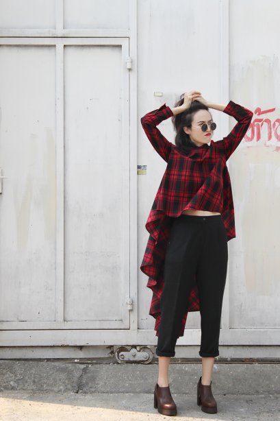 สตรีทแฟชั่น เสื้อเชิ้ต ลายสก็อต สีแดง-ดำ หน้าสั้น หลังแต่งระบายยาว