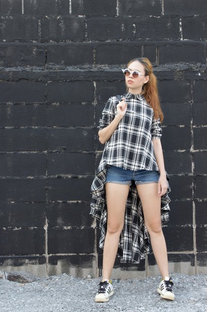 สตรีทแฟชั่น เสื้อเชิ้ต ลายสก็อต สีขาว-ดำ หน้าสั้น หลังแต่งระบายยาว