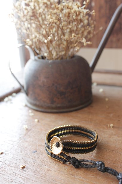 เครื่องประดับ สร้อยข้อมือโซ่ทองเหลือง ตกแต่งเชือกสีดำ