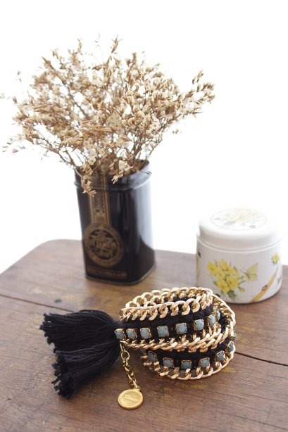 เครื่องประดับ สร้อยข้อมือโซ่ถักเชื่อมด้วยไหมสีดำ ตกแต่งเพชรสีฟ้าและพู่