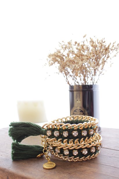 เครื่องประดับ สร้อยข้อมือโซ่ถักเชื่อมด้วยไหมสีเขียว ตกแต่งเพชรและพู่