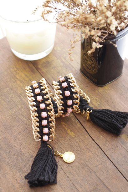 เครื่องประดับ สร้อยข้อมือโซ่ถักเชื่อมด้วยไหมสีดำ ตกแต่งเพชรสีชมพูและพู่ (พร้อมส่ง)