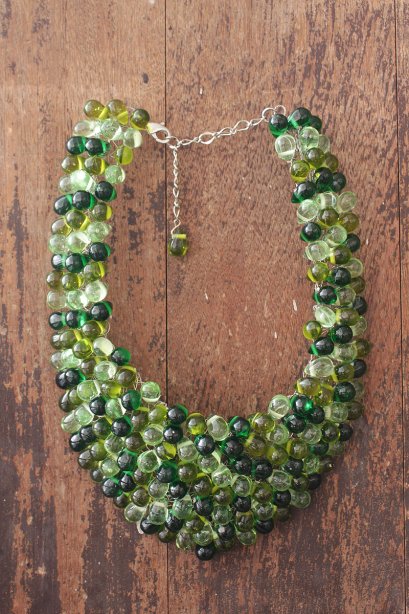 เครื่องประดับ สร้อยคอลูกปัดแก้วเฉดสีเขียว