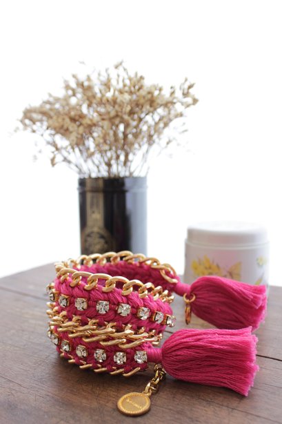 เครื่องประดับ สร้อยข้อมือโซ่ถักเชื่อมด้วยไหมสีชมพู ตกแต่งเพชรและพู่