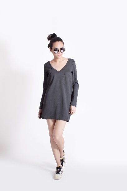 สตรีทแฟชั่น มินิเดรสสปอร์ต คอวีกว้างสีเทา by WLS