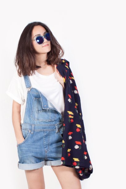 สตรีทแฟชั่นชุดเอี๊ยมเดนิมขาสั้น  แบรนด์ “OPT JEANS”