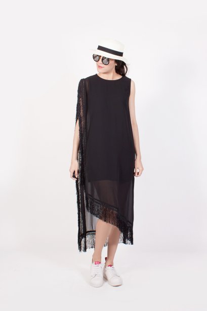 สตรีทแฟชั่น เดรสซีทรู สีดำ ตกแต่งฟรินจ์ by WLS