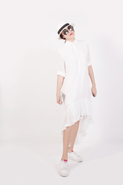 สตรีทแฟชั่น เดรสซีทรู สีขาว ตกแต่งพลีท by WLS