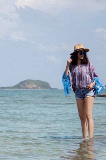 สตรีทแฟชั่น เสื้อสไตล์โบโฮ ตกแต่งพู่ที่ปลายแขน