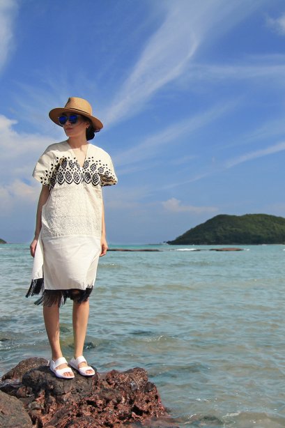 สตรีทแฟชั่น เดรสประดับพู่ สีออฟไวท์