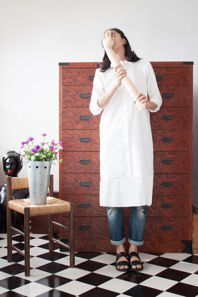 สตรีทแฟชั่น เดรสเชิ๊ต สีขาว ตกแต่งพลีต