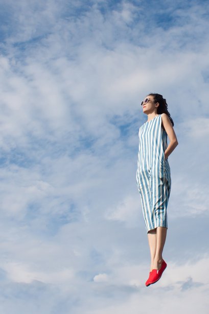 สตรีทแฟชั่น จั๊มสูทลายทางฟ้า - ขาว ทรงโคร่ง