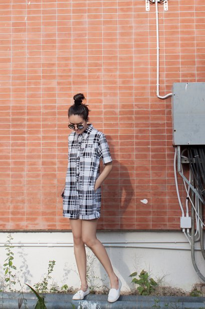 สตรีทแฟชั่น จั๊มป์สูท oversize ขาสั้นลายตารางขาว-ดำ