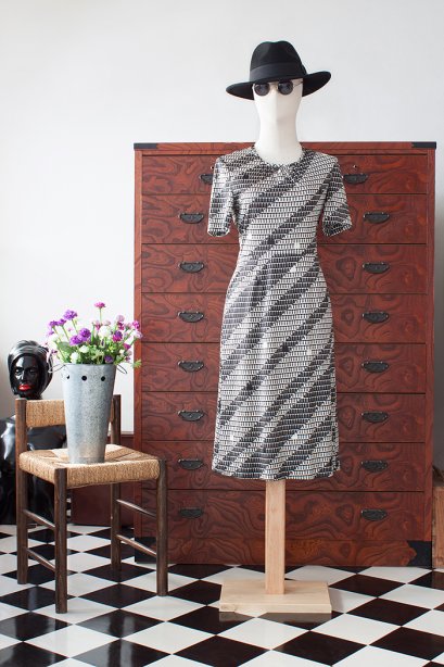 เดรสวินเทจ Black &amp; White Graphic Vintage Dress