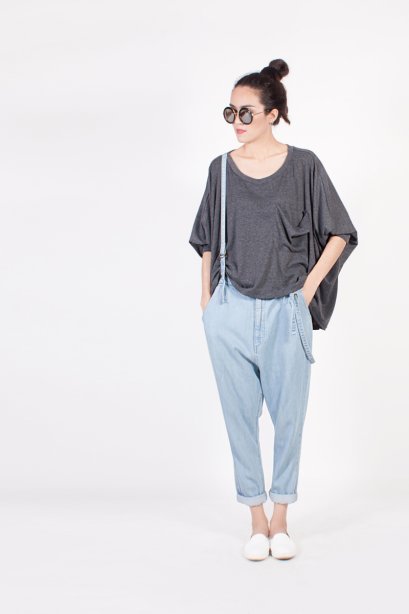 สตรีทแฟชั่น เสื้อ oversized  ผ้ายืดสีเทา by WLS