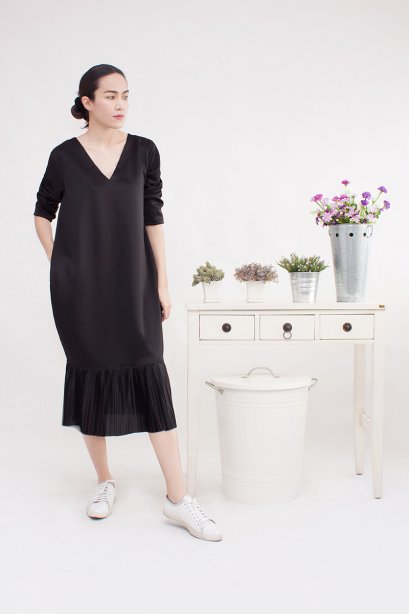 สตรีทแฟชั่น เดรส oversized แต่งพลีทสีดำ by WLS