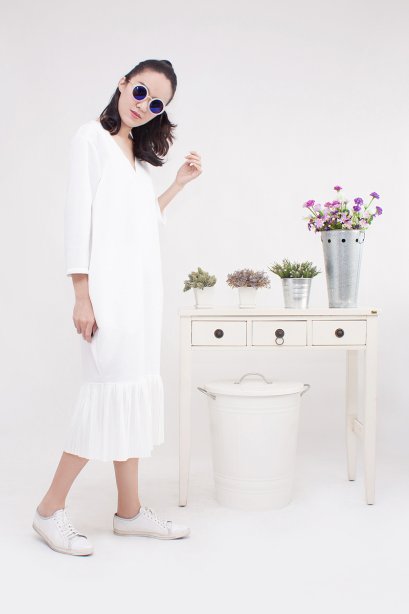 สตรีทแฟชั่น เดรส oversized แต่งพลีทสีขาว by WLS