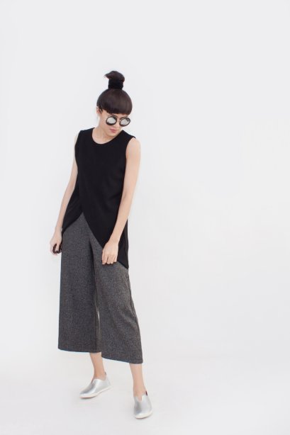 สตรีทแฟชั่น เสื้อดำทรงป้าย มิ๊กซ์กับกางเกงวูลสีเทาทรงเอ