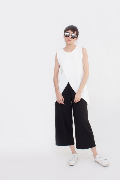 สตรีทแฟชั่น เสื้อขาวทรงป้าย มิ๊กซ์กับกางเกงวูลสีดำทรงเอ