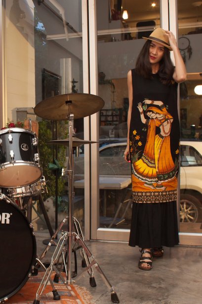 สตรีทแฟชั่น แม็กซี่เดรส ลายพิมพ์ มนตรา สีดำ-ส้ม by WLS