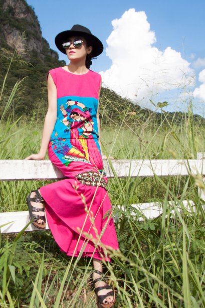 สตรีทแฟชั่น แม็กซี่เดรส ลายพิมพ์ มนตรา สีช็อคกิ้งพิ้ง-ฟ้า by WLS