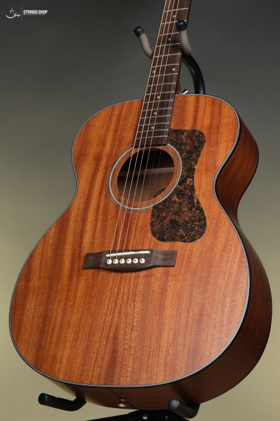 Guild OM-320 Acoustic Guitar - Natural