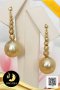 ต่างหูหมุดลูกตุ้มเม็ดบอลตัดลายทองแท้ 18K ไล่ระดับ (น้ำหนักทอง 1.29g) ห้อยไข่มุก South Sea น้ำเค็มคัดเกรด สีทอง ทรงหยดน้ำ ขนาด 12 mm เกรด AA ตัวเรือนต่างหูหมุดบอลตัดลาย ทองแท้ 18K ความยาวส่วนห้อยประมาณ 2.5 cm / 23.5.64