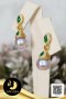 ต่างหูห้อยเพชร Emerald ทรงมาคีล้อมเพชร CZ ห้อยไข่มุกฝาครอบกรวยใหญ่ประดับเพชร ไข่มุกน้ำจืดคัดเกรด สีม่วง-พีช ขนาด 8 mm เกรด AAA ตัวเรือนต่างหูห้อยฝาครอบกรวยใหญ่ เงินแท้ 92.5 ชุบทองประดับเพชร CZ สี White, Emerald และ Golden Yellow / 20.6.64