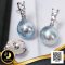 ต่างหูพลอยแท้ White Topaz ไล่ระดับ 3 เม็ด ห้อยไข่มุก Akoya สายพันธุ์น้ำเค็มคัดเกรด สี Blue Rose ทรงบารอก ขนาด 8.0 - 8.5 mm เกรด AA+ ตัวเรือนต่างหูวัสดุ เงินแท้ 925 ชุบสีทองคำขาว ประดับพลอยแท้ White Topaz รวม 1 ct. / 16.3.65