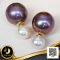 ต่างหูไข่มุกติดหู สไตล์ดิออร์ ไข่มุก Edison สายพันธุ์น้ำจืดคัดเกรด สีขาว-ม่วง Aurora Neptune (Trade Term) ทรงกลมและเกือบกลม เกรด AA+ - AAA ไข่มุกหน้าขนาด 5.0 mm ไข่มุกหลังขนาด 11.5 mm ตัวเรือนอะไหล่ต่างหูวัสดุเงินแท้ 925 ชุบสีทอง / 3.4.65