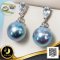 ต่างหูพลอยหยดน้ำ Mini ห้อยไข่มุก Akoya สี Blue Rose (Trade Term) ทรงบารอก ขนาด 8.0-8.5 mm เกรด AA+ ตัวเรือนต่างหู วัสดุเงินแท้ 925 ชุบสีทองคำขาว ประดับพลอยแท้ White Topaz รวม 0.8 ct. / 20.3.65
