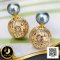 ต่างหู Stud สไตล์ดิออร์ ทับหลังบอลใหญ่ลายดอกเข็มประดับเพชร ไข่มุก Tahitian Pearl สายพันธุ์น้ำเค็มคัดเกรด สีเทา ทรงเกือบกลม ขนาด 8.0-9.0 mm เกรด AA-AA+ (มาตรฐาน PGS) ตัวเรือนวัสดุเงินแท้ 925 ชุบสีทอง ประดับเพชร White CZ / 3.4.65