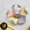 เข็มกลัดมุกดอกชบา ตัวเรือนชุบทรีโทน ทอง-ทองคำขาว-Pink Gold / V032