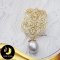 เข็มกลัดฉลุลาย ห้อยมุก ตัวเรือนเงินแท้ 92.5 ชุบทอง ประดับพลอยแท้ White Topaz  / V041