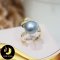 แหวนมุก Open Ring มุกตาฮิติ โบว์ริบบิ้นใหญ่ มุกตาฮิติ สีเทา ทรงกลม ขนาด 10.8 mm เกรด AA ตัวเรือนเงินแท้ 92.5 ชุบทอง ประดับเพชร CZ / C035