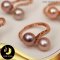 แหวนมุกคลื่นทะเลใต้ มุกน้ำจืดเกรดพรีเมี่ยมทวิน สีมัลติคัลเลอร์ส้ม-ม่วง ทรงSemi-round ขนาด 8-8.5 mm เกรด AAA ตัวเรือนเงินแท้ 92.5 ชุบ Pink Gold ประดับพลอยแท้ White Topaz / R752