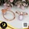 แหวนผึ้งน้อย ประดับพลอยแท้ White Topaz ก้นน้องผึ้งไข่มุกน้ำจืดคัดเกรด สีม่วงชมพู ทรงหยดน้ำ ขนาด 8-9 mm เกรด AAA ตัวเรือนแหวนผีเสื้อ บ่าแหวนเกลียว เงินแท้ 92.5 ชุบ Pink Gold ประดับพลอยแท้ White Topaz / 7.7.64