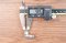 ข้อต่อลมแบบงอ 90° สแตนเลส 304 (เกลียวนอก x เสียบสาย) ขนาด M5x0.8 x 6 mm