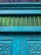 ประตูหน้าบ้านไม้สีฟ้าพร้อมช่องกระจกรับแสง