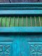 ประตูหน้าบ้านไม้สีฟ้าพร้อมช่องกระจกรับแสง