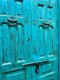 ประตูโบราณสีฟ้าสวยพร้อมช่องแสงโค้ง